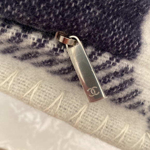 Chanel cashmere/ wool CC DOUBLE FACE INTERIOR PILLOW - Picture 3 of 9